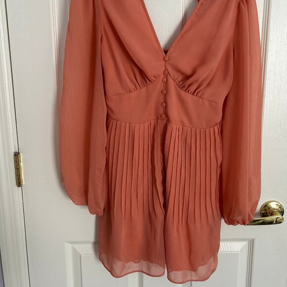 EXPRESS V-Neck Pleated Romper - Picture 3 of 8